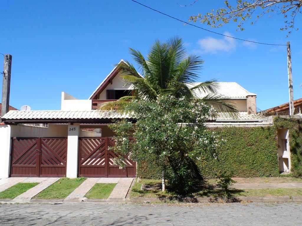 P003 - Casa de 3 dormitórios com churrasqueira, apenas 150m da praia