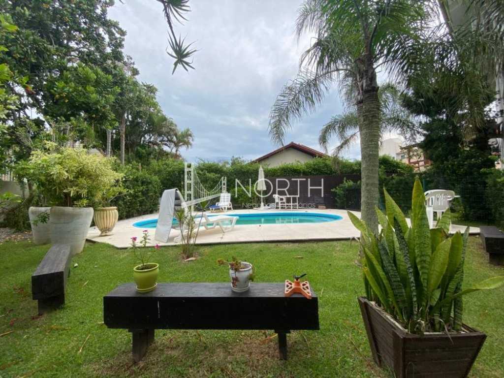 Casa perfeita, piscina e ar à 50 metros da praia, na rua das gaivotas