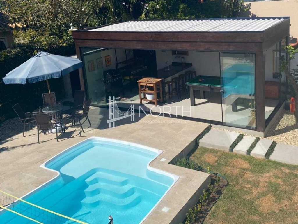 Casa com excelente área de lazer, mesa de sinuca e volei de piscina