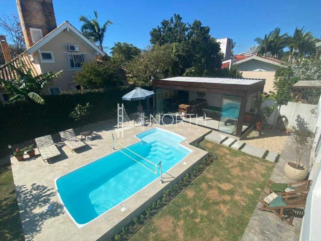 Casa com excelente área de lazer, mesa de sinuca e volei de piscina