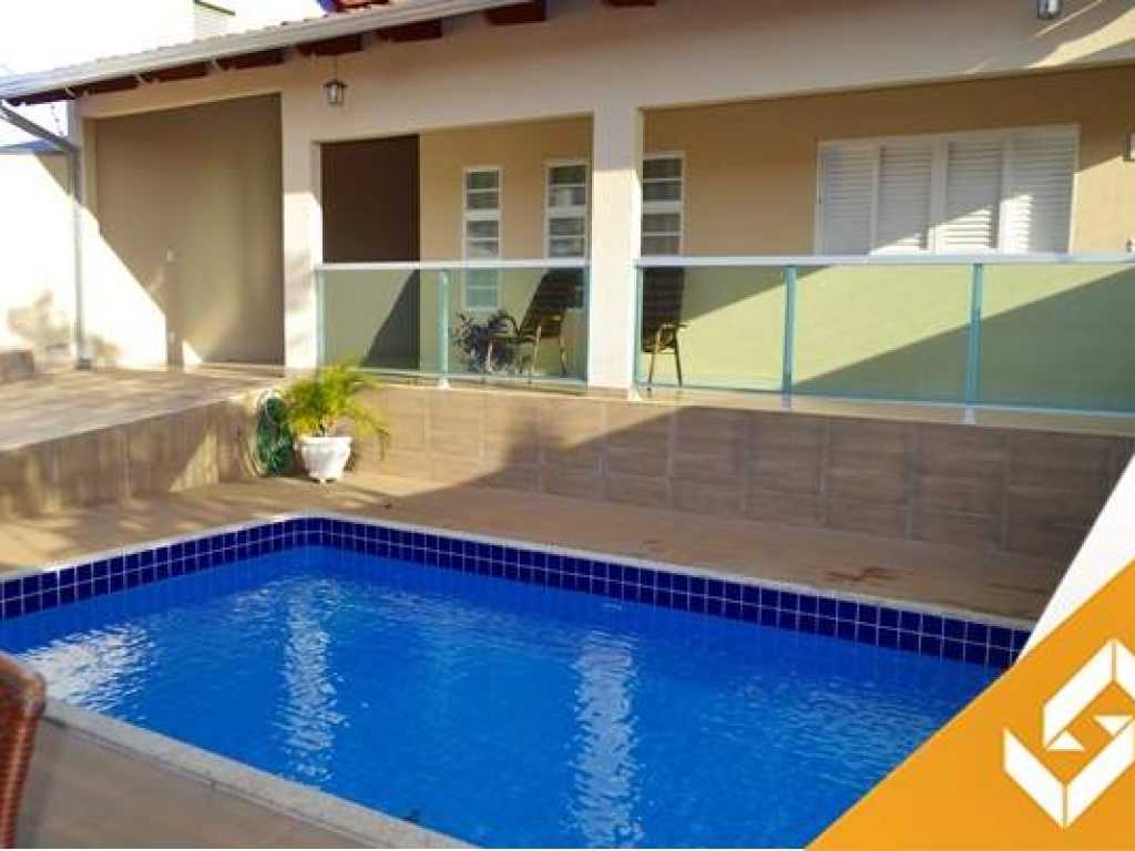 LINDÍSSIMA CASA C/3 QUARTOS E PISCINA AQUECIDA C/ HIDROMASSAGEM PRÓXIMO AO CENTRO DA CIDADE.