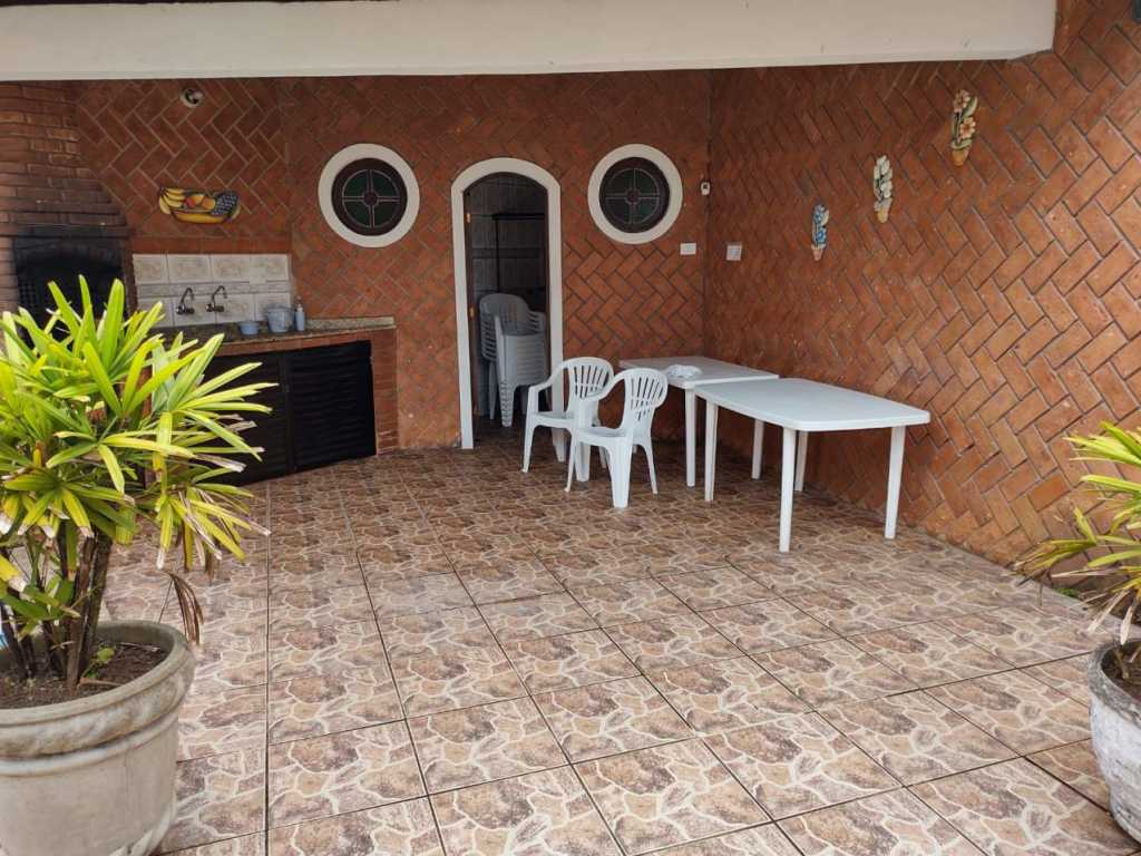 Excelente casa com piscina, churrasqueira e vista para a praia!!  Para mais informações entrar em contato com Mingo (13) 99200-2727.