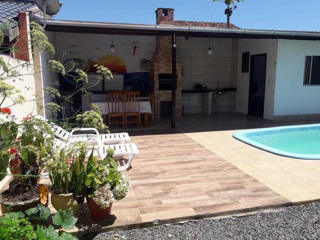 CASA AGRADAVEL COM PISCINA -