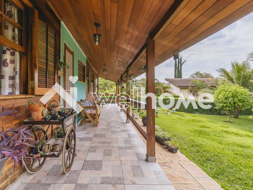 Casa com ampla área verde e piscina em Itupeva