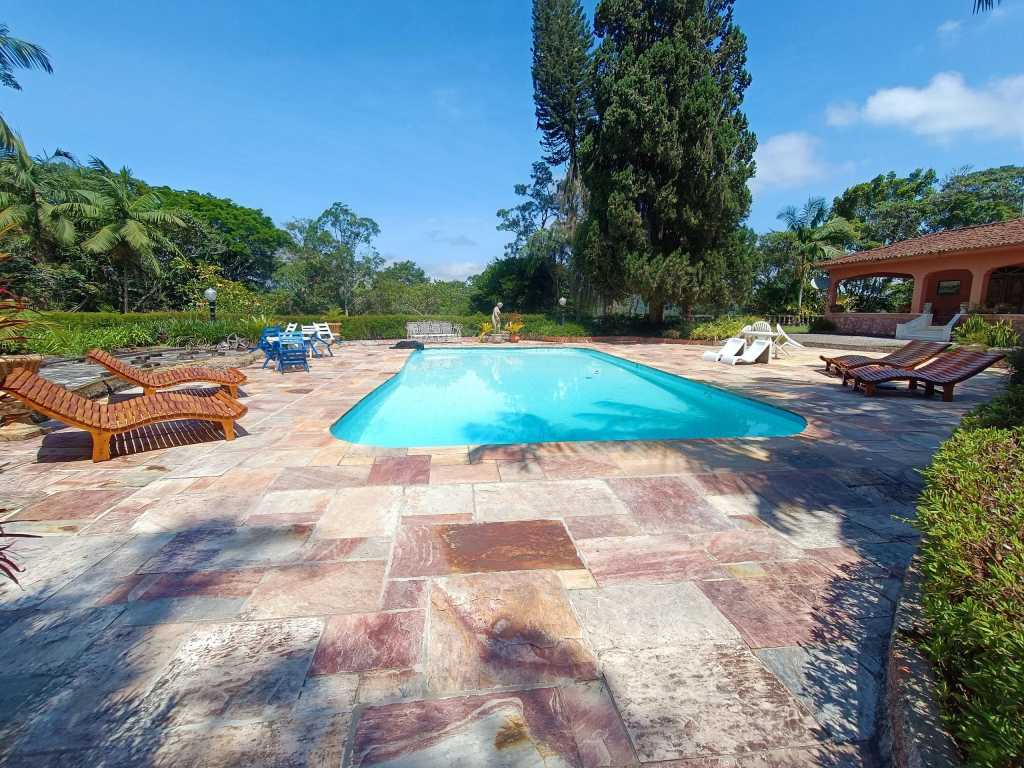 Sítio com casa alto padrão com vista para piscina - Sit0033