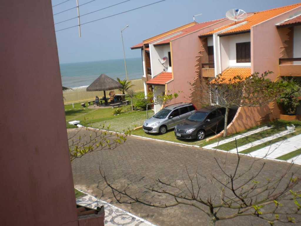 Sobrado frente al mar en agradable condominio familiar