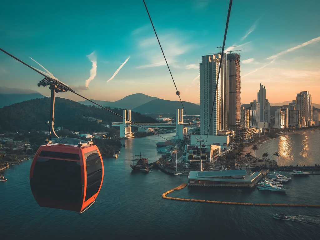 Curta Balneário Camboriú na Praia do Estaleiro by ReservaStar