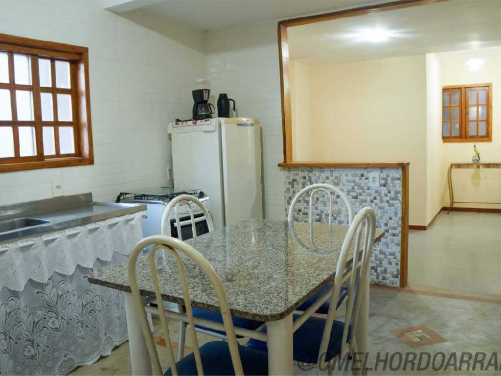 Casa com 2 suites. 1 quarteirão da Praia dos Anjos