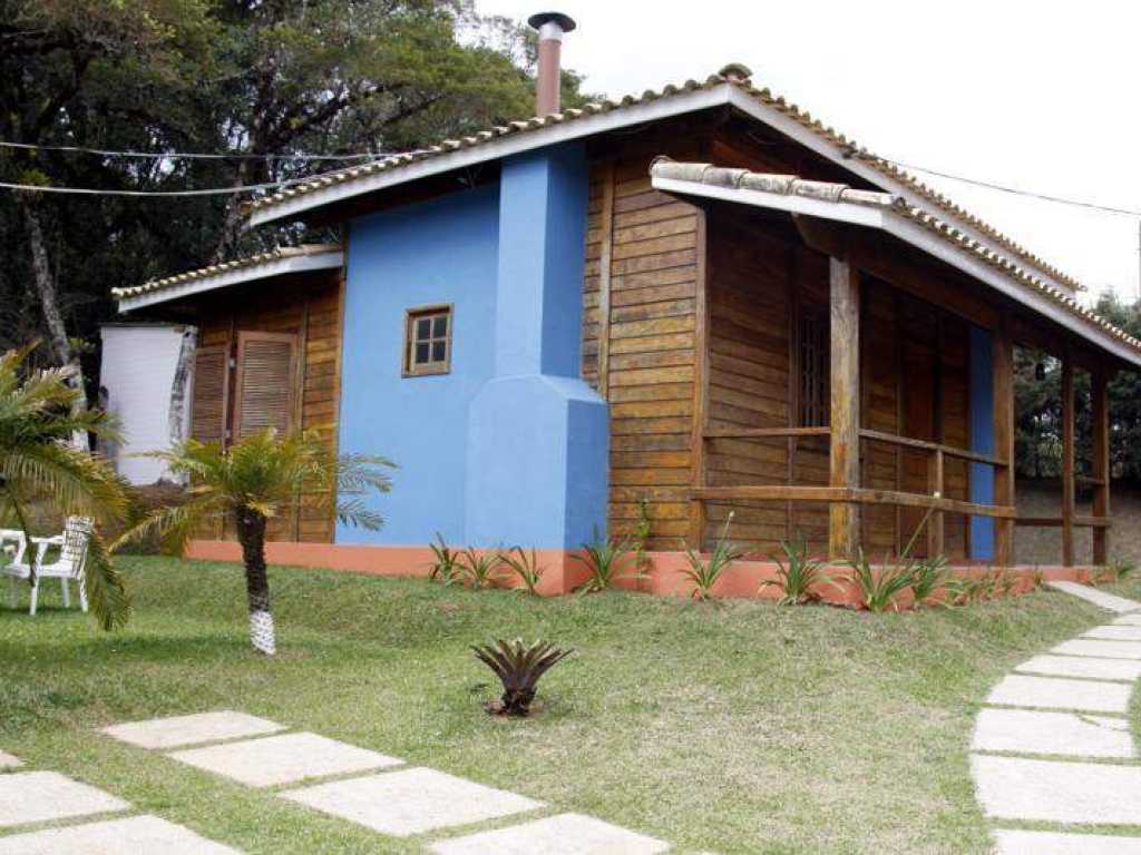 Campos do Jordão (Alto do Capivari). Chalé azul, charmoso e confortável, no topo da montanha.