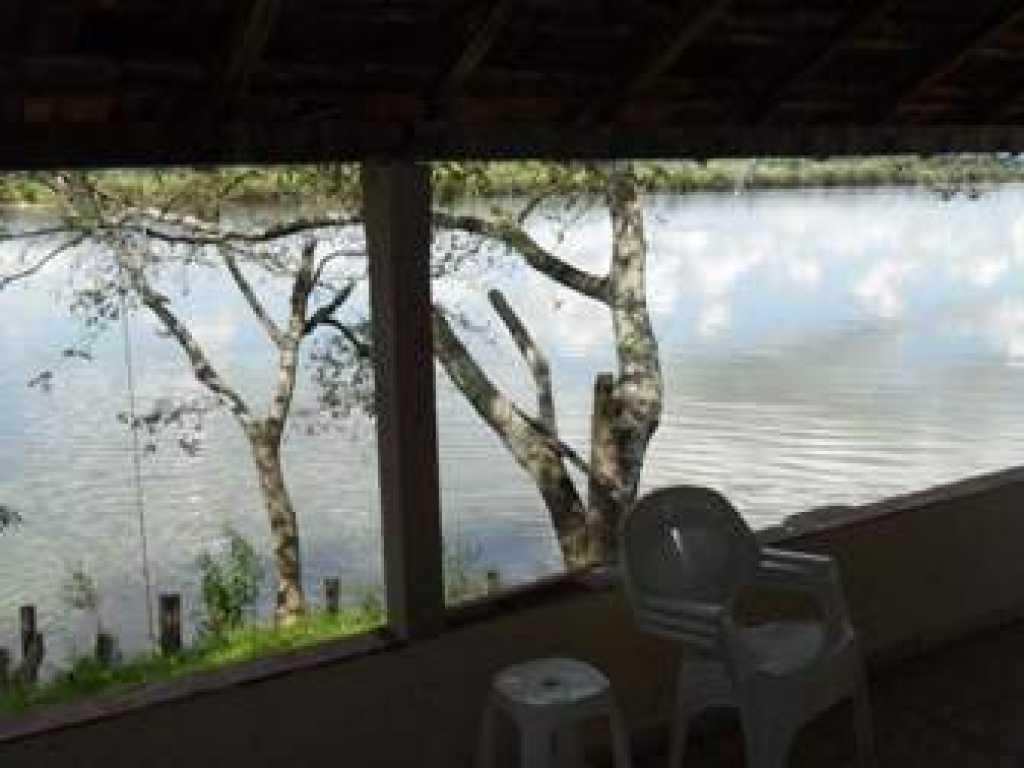 Rancho simples para pescaria, com 2 quartos, banheiro, sala, cozinha.