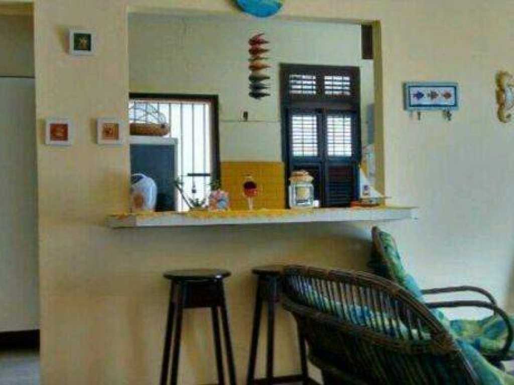 Casa com 3 quartos, 2 banheiros e acomodações para até 9 pessoas.