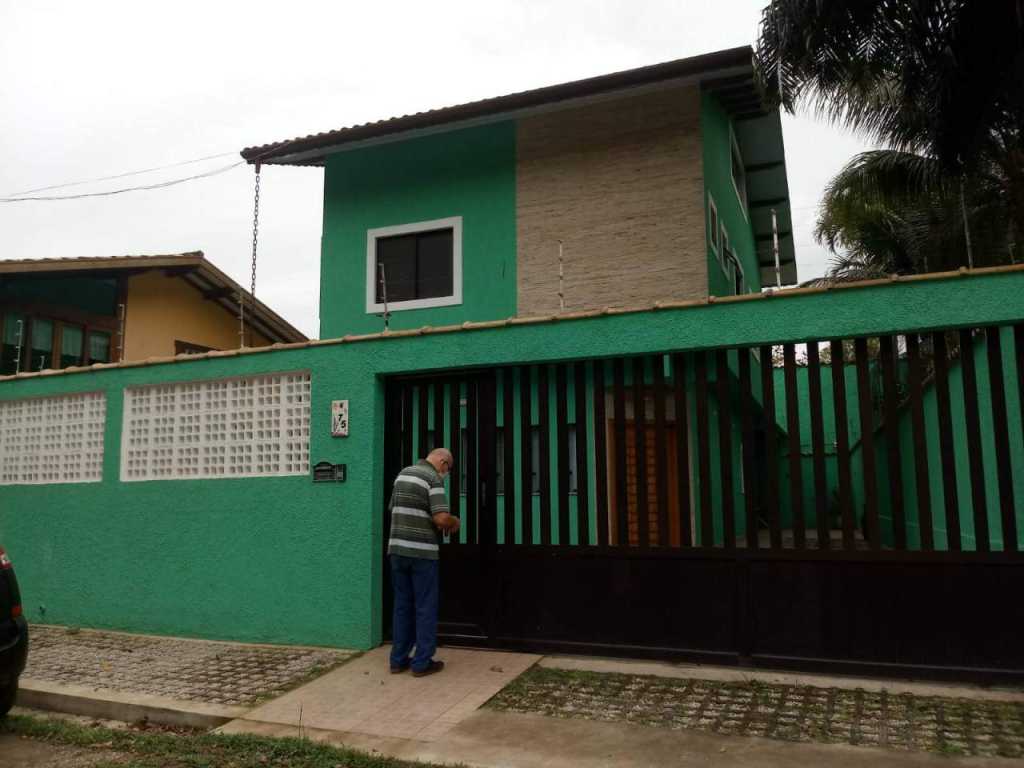 Linda casa nova na Praia Enseada banhada por 3 praias que chega até à