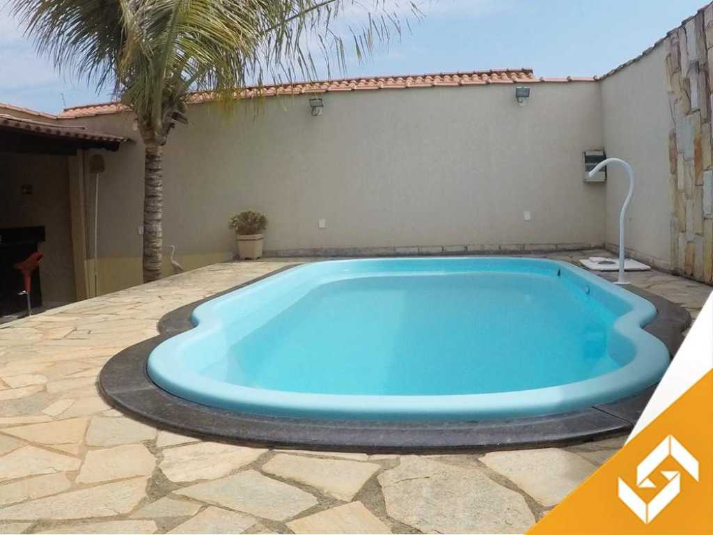 LINDA CASA COM 03 QUARTOS COM PISCINA LOCALIZADA EM BAIRRO NOBRE DA CIDADE.