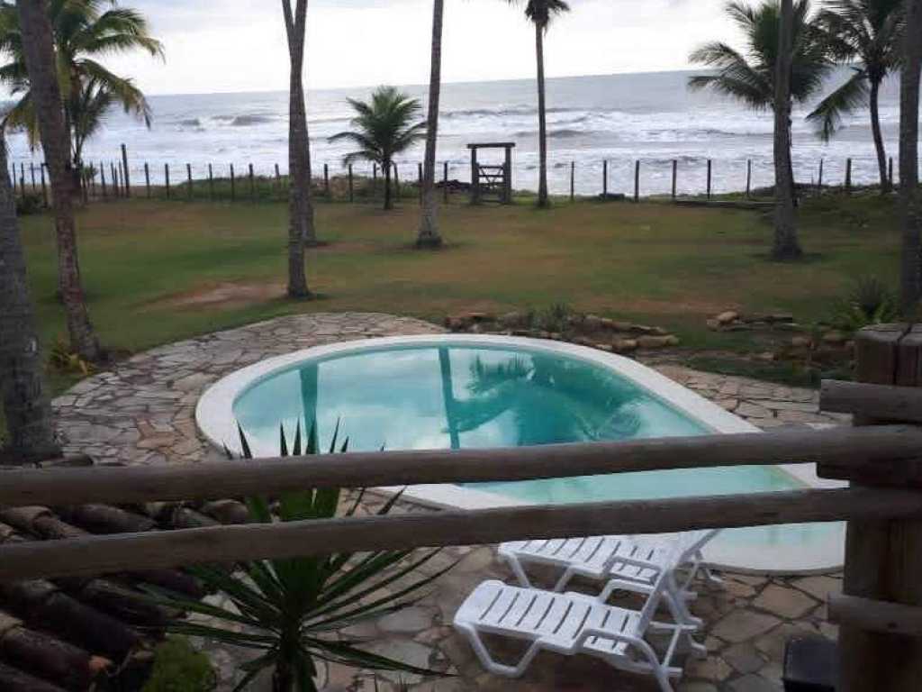 CASA COM PISCINA E PÉ NA AREIA EM ILHÉUS-BA