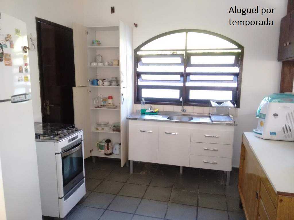 Casa aconchegante a 600 m da praia de Indaiá, vizinha da Riviera de São Lourenço.