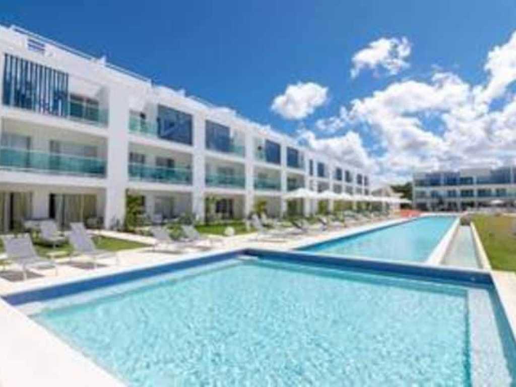 Condominio con vista a la piscina y club de playa en Cana Rock