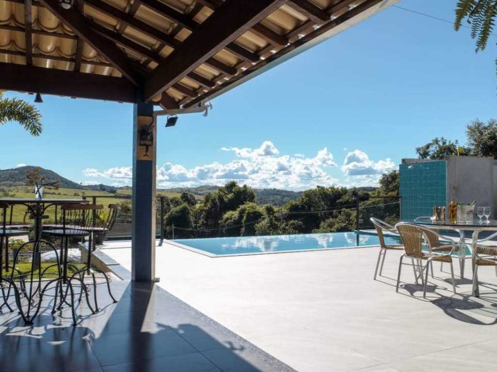 Maravilhosa casa recém construída em Capitólio- Piscina de borda infinita.