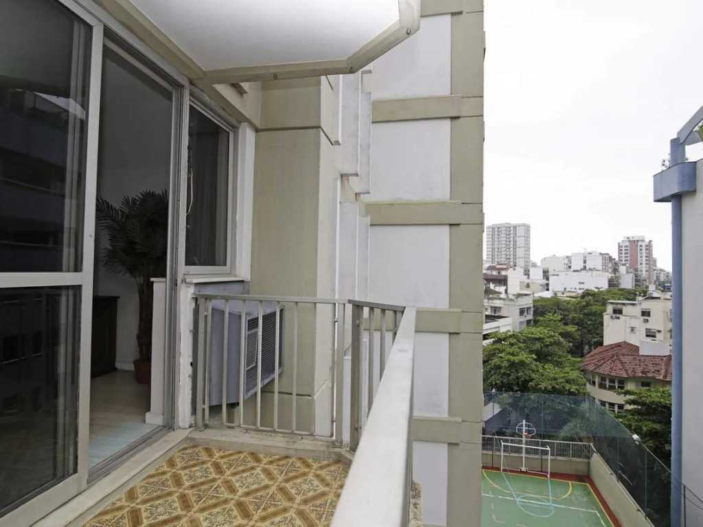 Apartamento 2 quartos com varanda e vaga de garagem no Leblon!