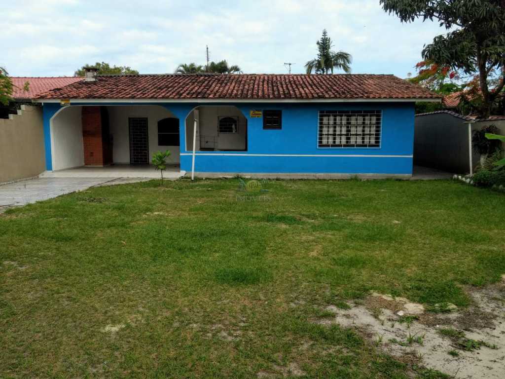 Casa em alvenaria, com quintal grande na frente.