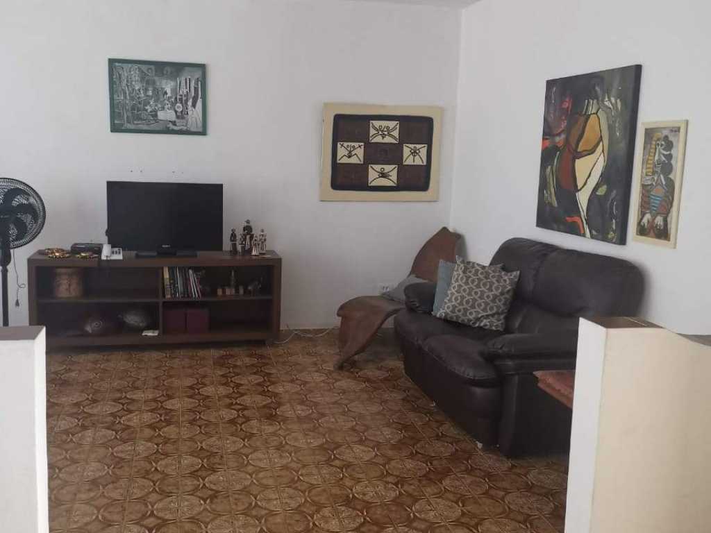 Casa maravilhosa a 50 mts da Praia do Tombo / Guarujá