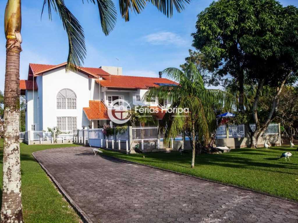 Casa Aconchegante com Quintal Amplo e Piscina em Campeche - REF 362