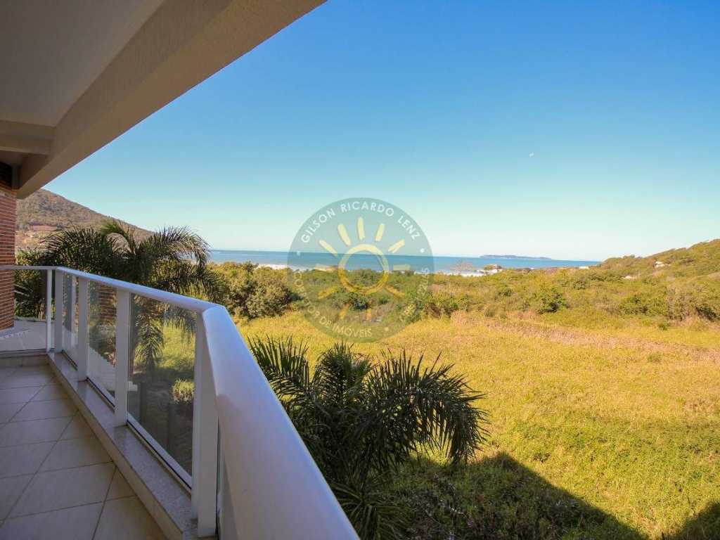 Casa de frente para o mar com 4 suites em condominio fechado na Praia de Quatro Ilhas em Bombinhas