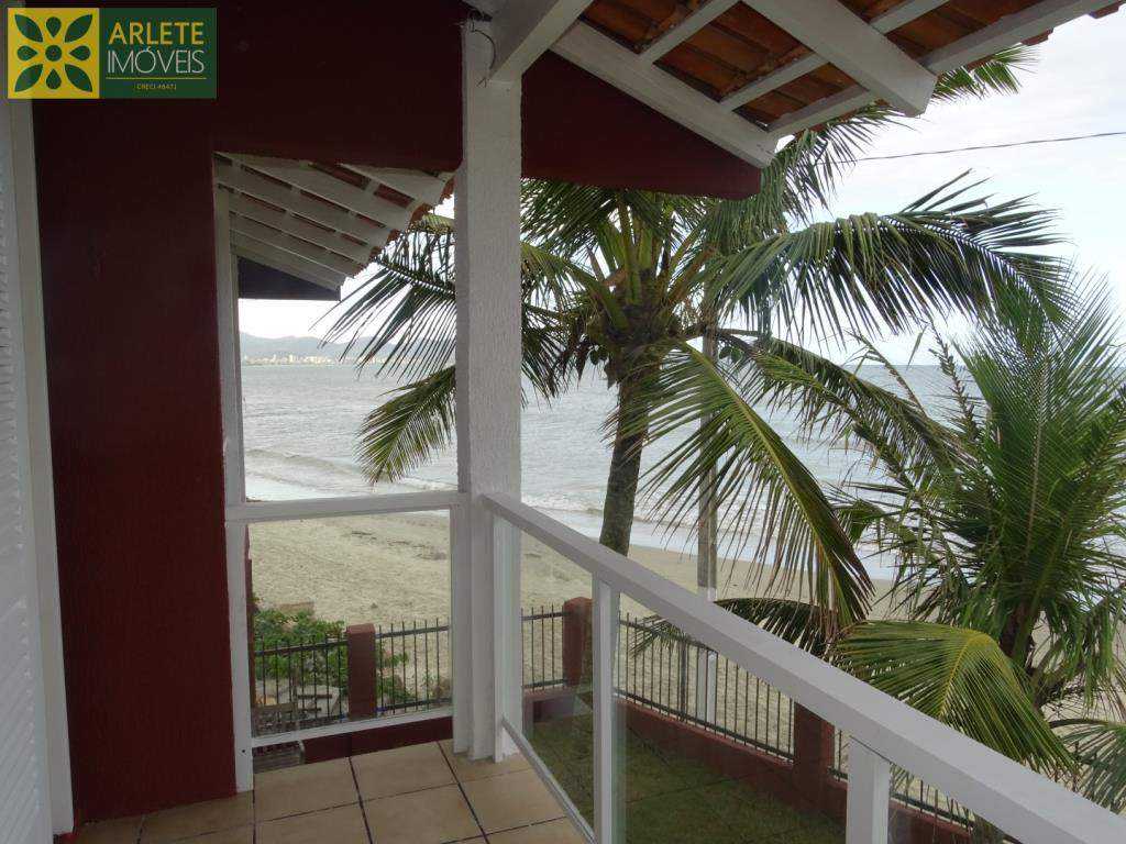 AMPLA E ACONCHEGANTE CASA NO PEREQUÊ, BEIRA MAR, COM 07 DORMITÓRIOS