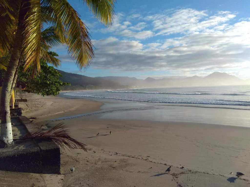 Apartamento com sacada na Praia das Toninhas. Uma quadra da praia!