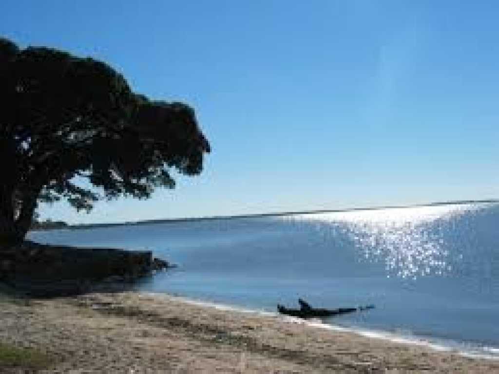 Suíte com quarto, banheiro e sala\cozinha completa na praia, com comodidade e segurança numa localização privilegiada.