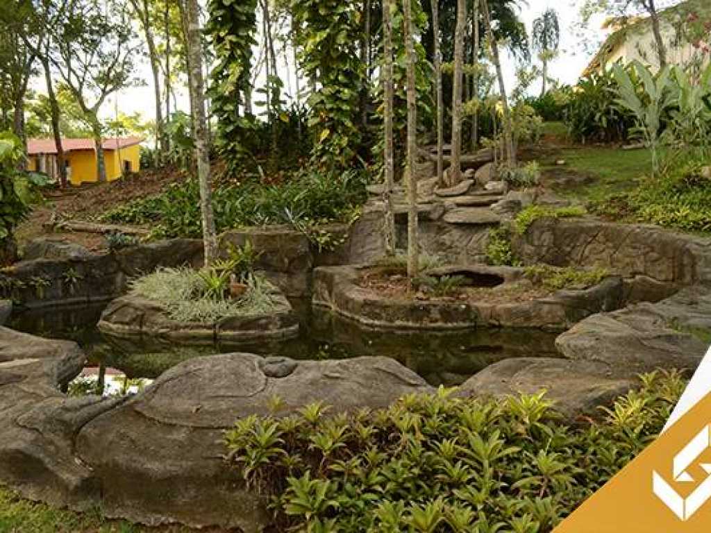 MARAVILHOSA CASA DE CAMPO COM 5 SUÍTES COM RAMPA DE ACESSO AO LAGO CORUMBÁ EM CALDAS NOVAS.