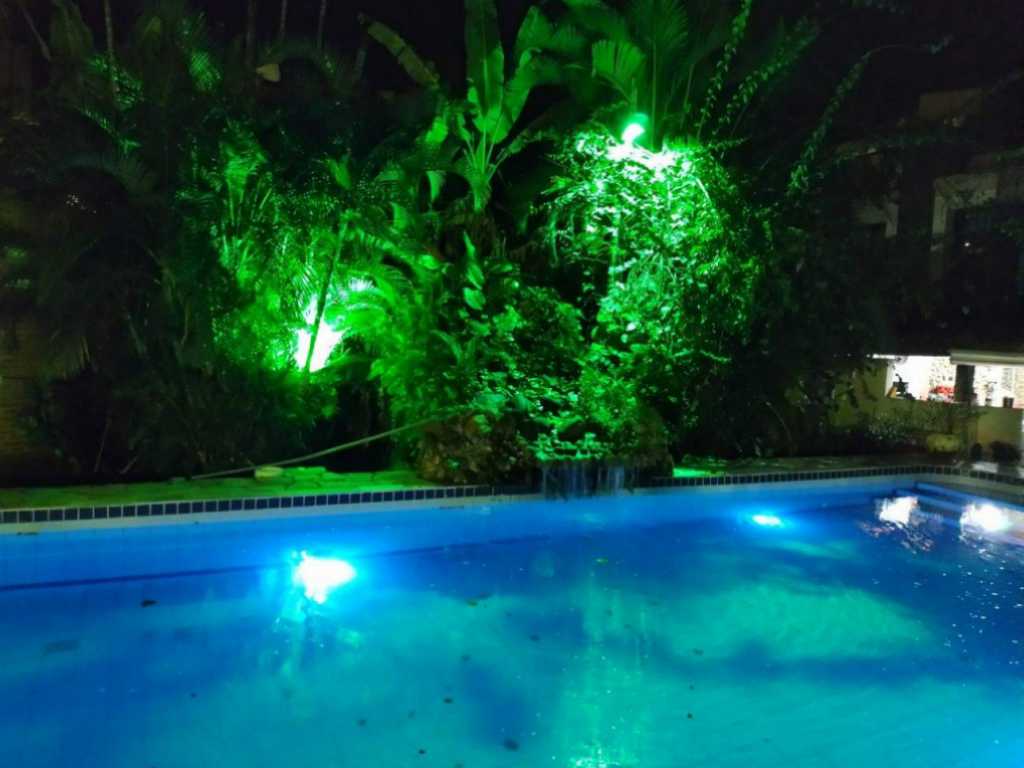 Casa com piscina em Cambury
