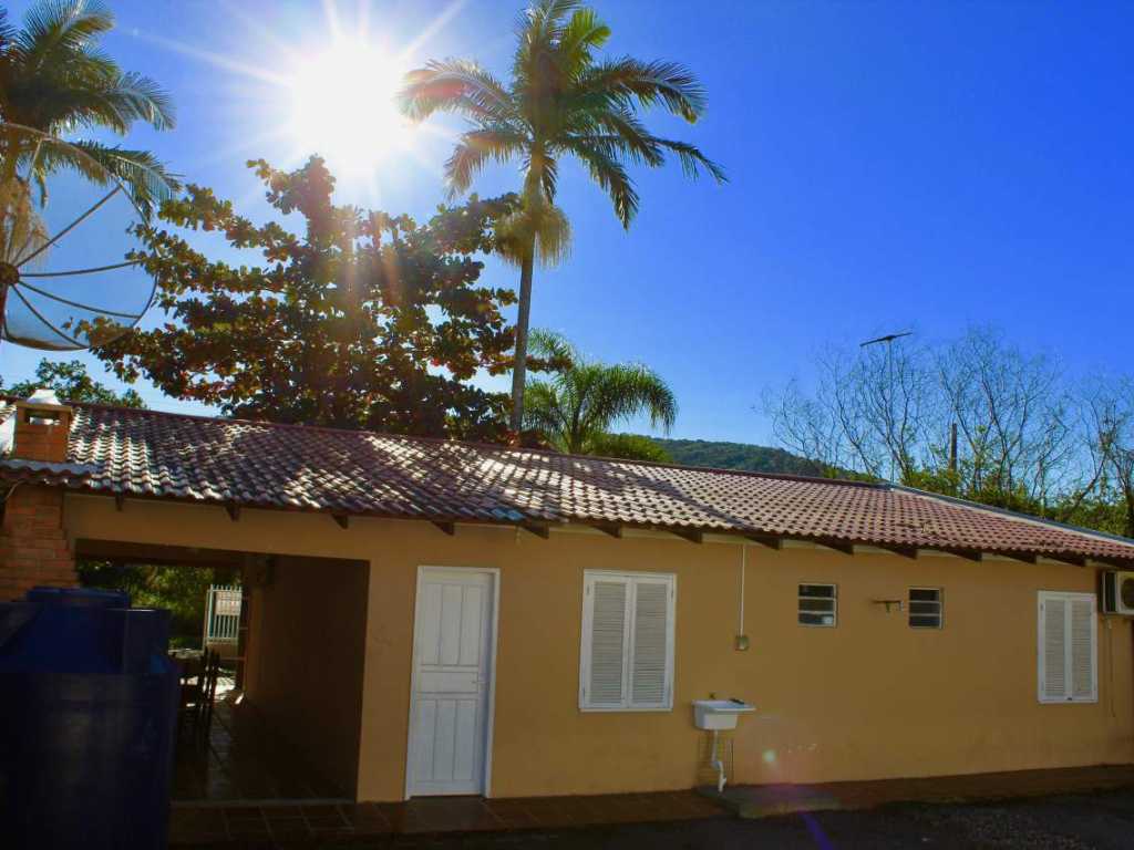 CASA COM PISCINA EM MARISCAL