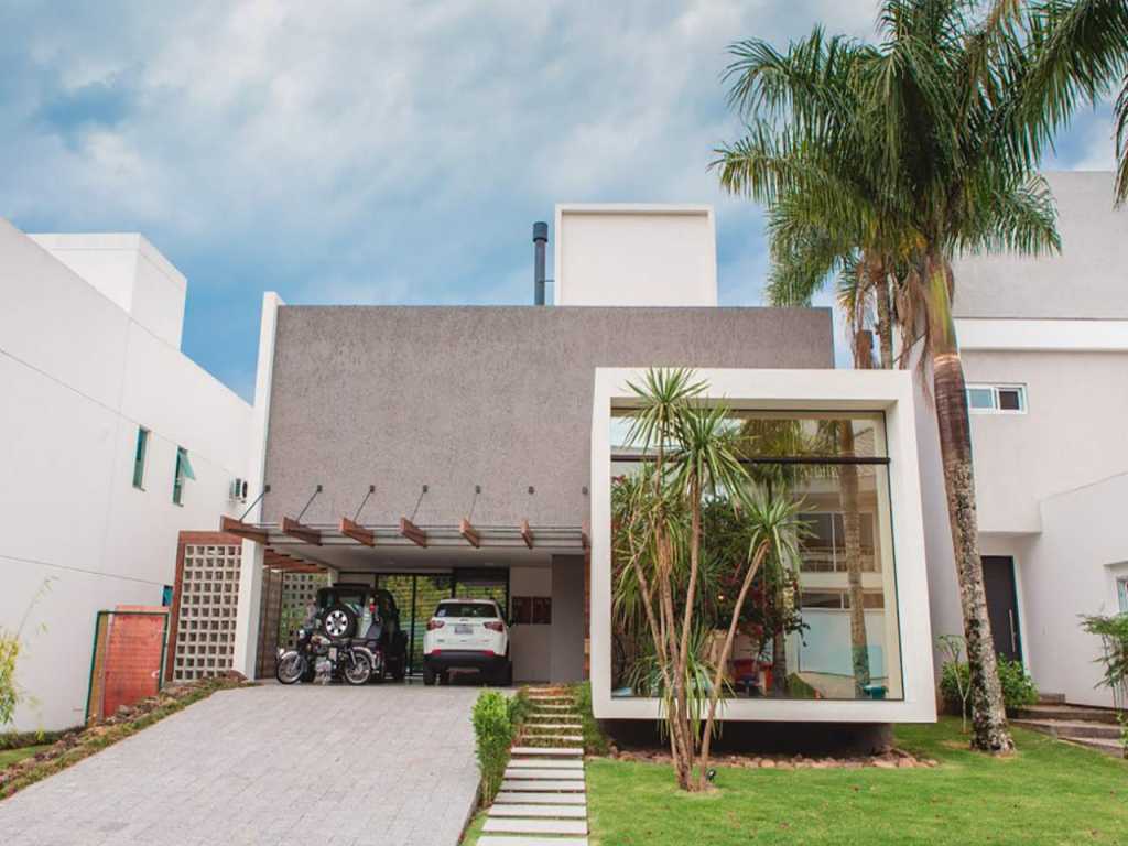 Excelente Casa em condominio fechado, com pisicna e churrasqueira!