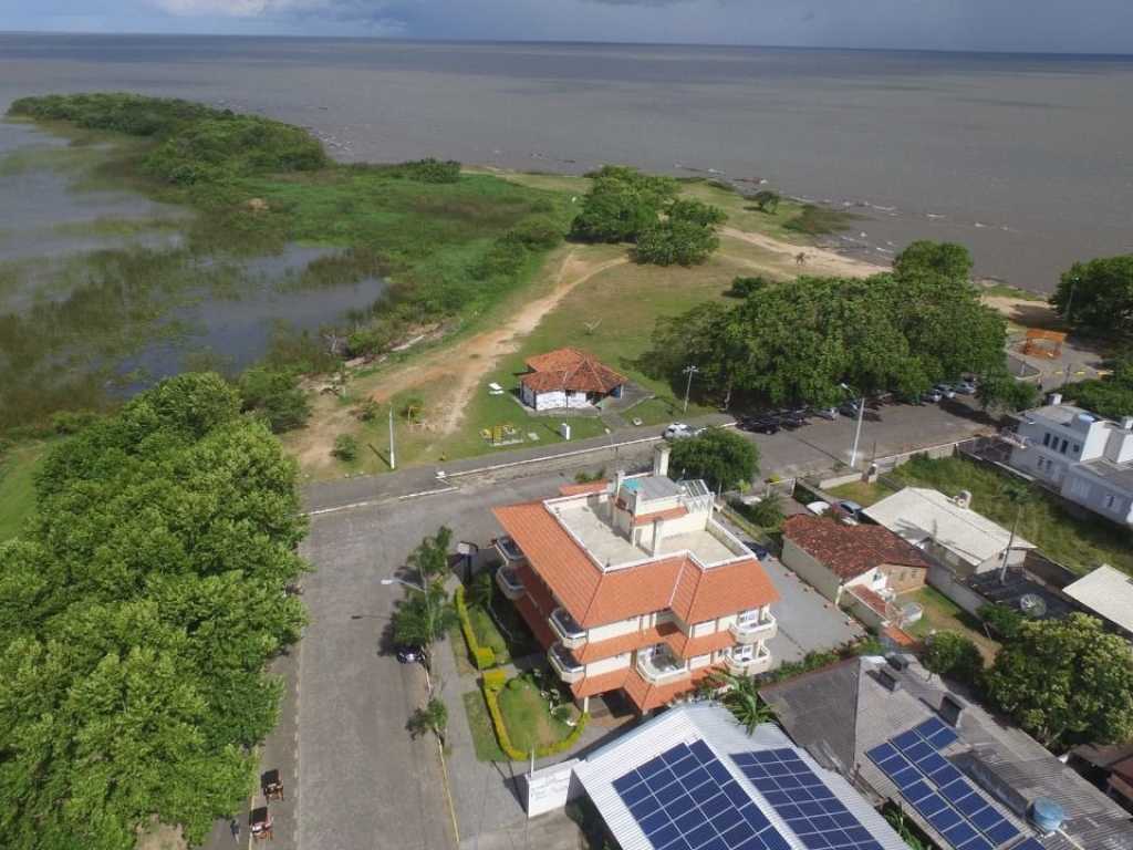 Quarto na praia! Comodidade de um quarto com ar condicionado, frigobar e TV Smart e banheiro com secador de cabelos e toalheiro térmico.