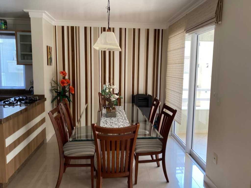 APARTAMENTO PADRÃO QUALIFICADO EM BOMBINHAS, SC, 04 AR SPLIT, WI-FI, CAMAS BOX, 70 MTS. MAR, mg203