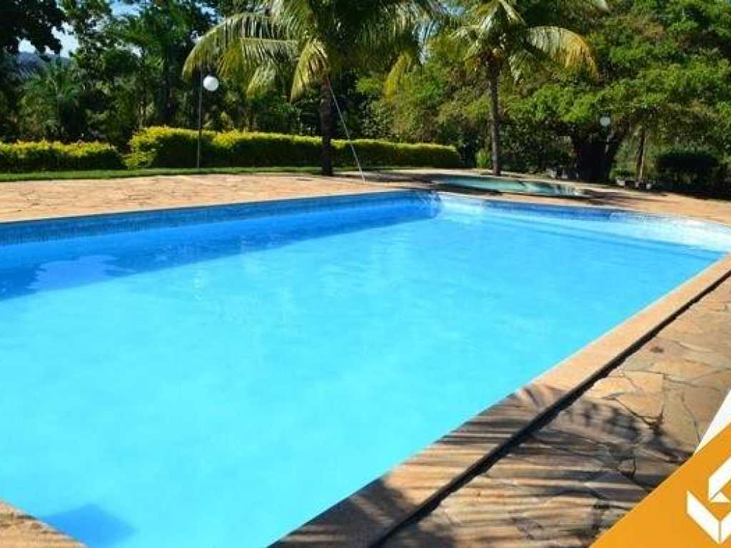 LINDA CHÁCARA C/ 3 QUARTOS SENDO 2 SUÍTES E PISCINA COM AQUECIMENTO SOLAR.