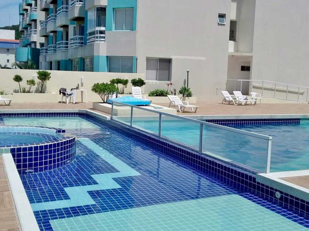 APARTAMENTO PARA 05 PESSOAS, 50MT DA PRAIA COM PISCINAS EXTERNAS/INTERNAS AQUECIDAS ADULTO E INFANTIL.