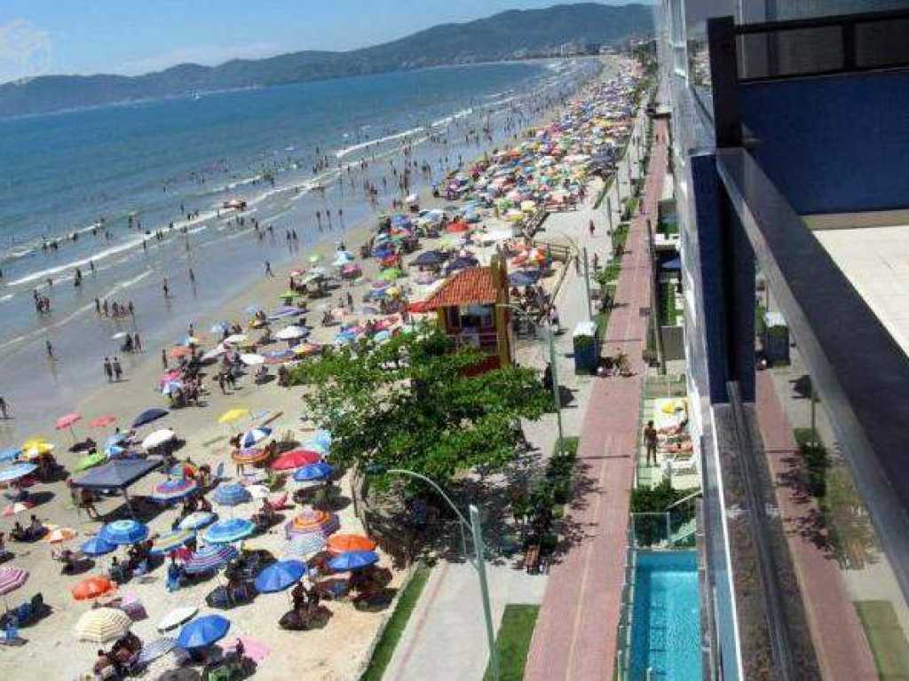 Cobertura com piscina com 5 quartos com ar - Frente para praia - Meia Praia