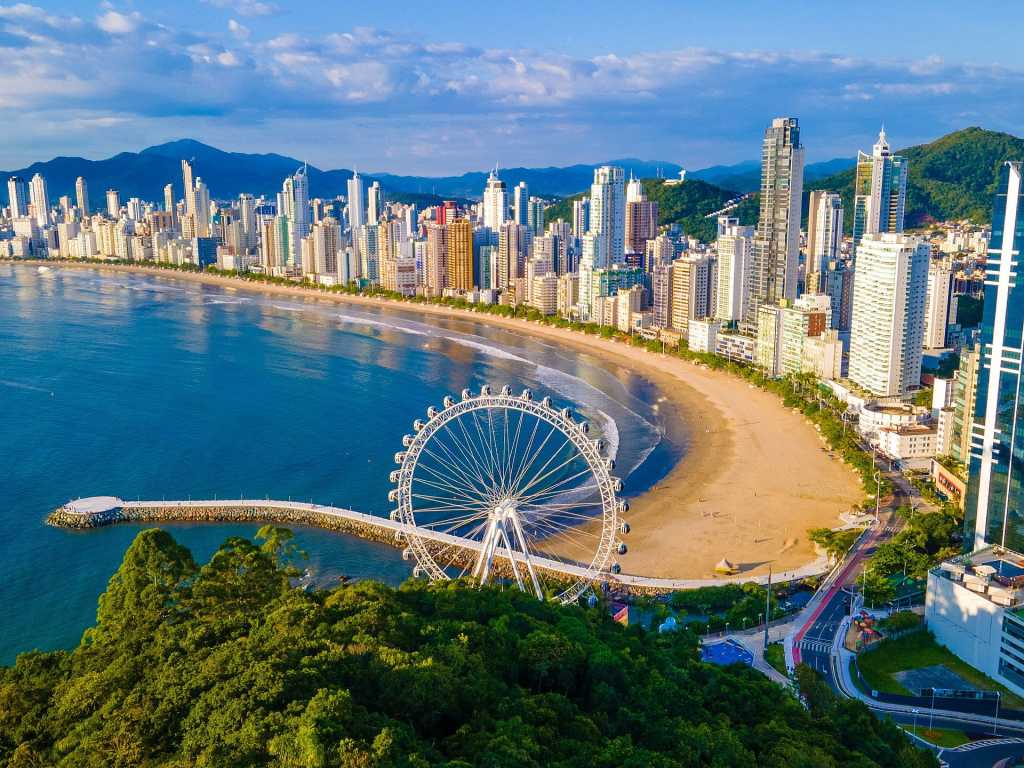 Curta Balneário Camboriú na Praia do Estaleiro by ReservaStar