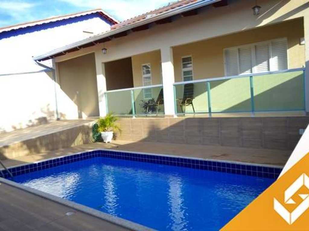 LINDÍSSIMA CASA C/3 QUARTOS E PISCINA AQUECIDA C/ HIDROMASSAGEM PRÓXIMO AO CENTRO DA CIDADE.