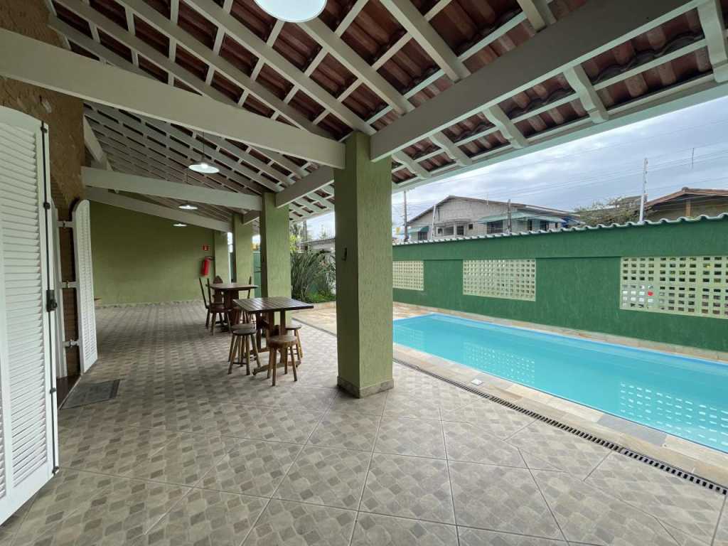 Casa com Piscina e Churrasqueira à 500 metros da Praia