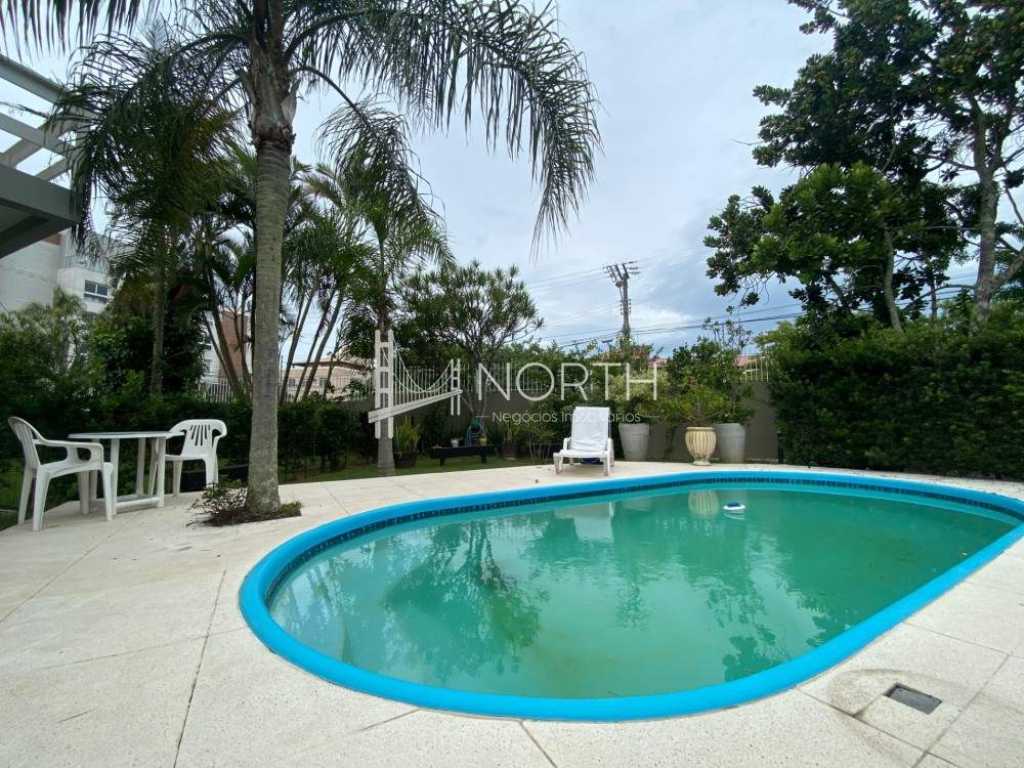 Casa perfeita, piscina e ar à 50 metros da praia, na rua das gaivotas