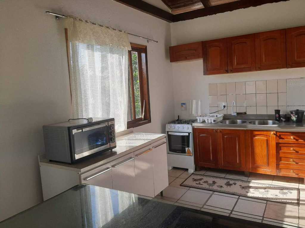 CASA  LOCAÇÃO TEMPORADA BOMBINHAS/SC 03 Quartos, 6 pessoas a partir de R$ 300,00