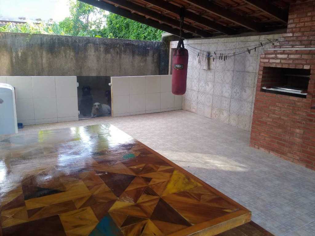 Casa ampla, arejada, 3 quadras do mar com piscina, aréa gourmet e churrasqueiras. 3 quatos e 2 banheiros