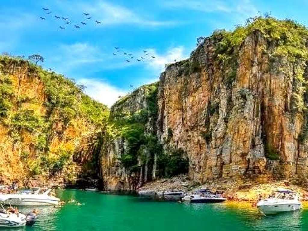 PASSEIO DE LANCHA EM CAPITÓLIO DURAÇÃO 7 HRS SAÍDA ESCARPAS DO LAGO C0NFIRA UM POUCO DE NOSSO PARAÍSO