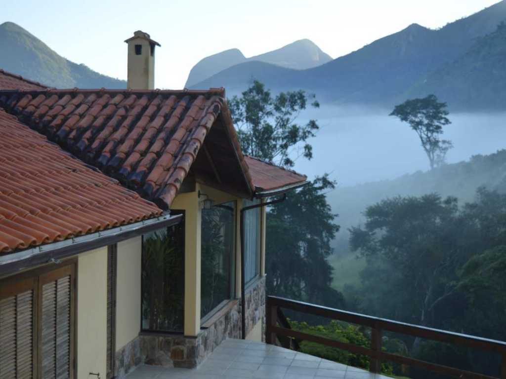 Linda casa com vista para as montanhas na Serra de Petropolis.