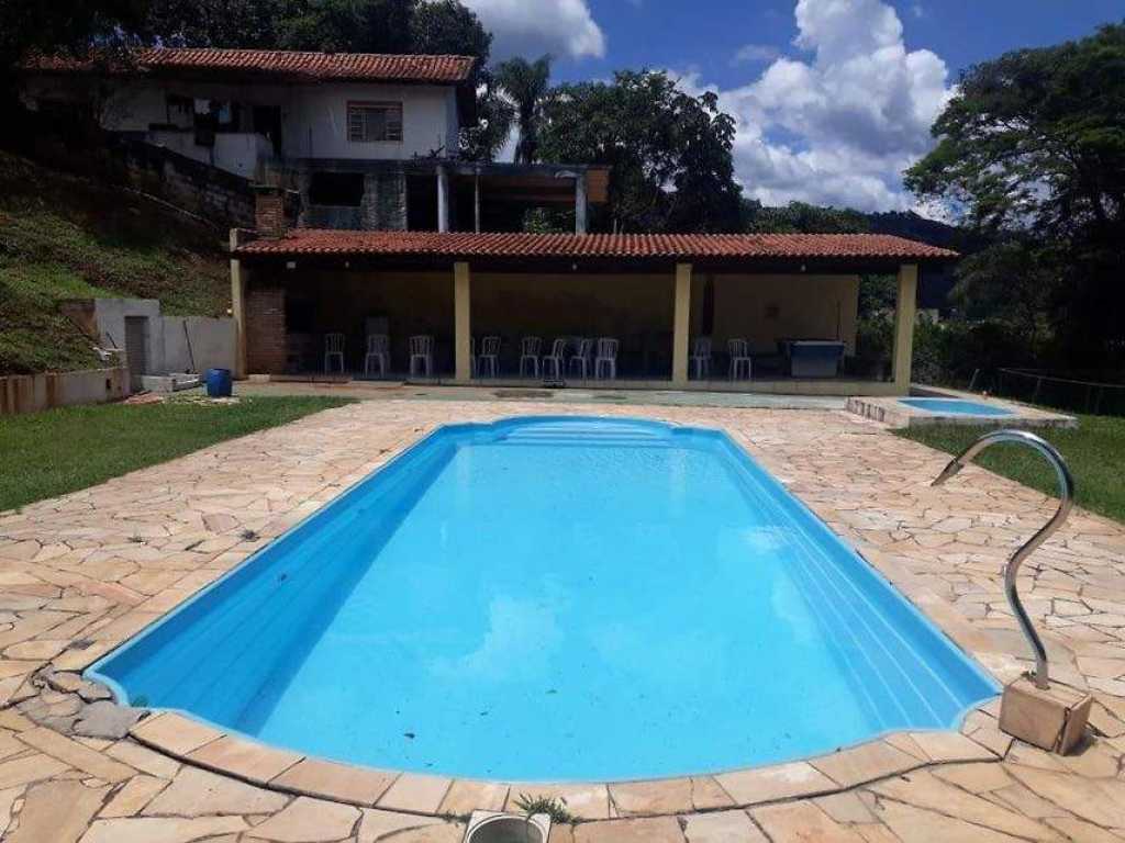 Agradável chácara com piscina e campo de futebol em Mairiporã