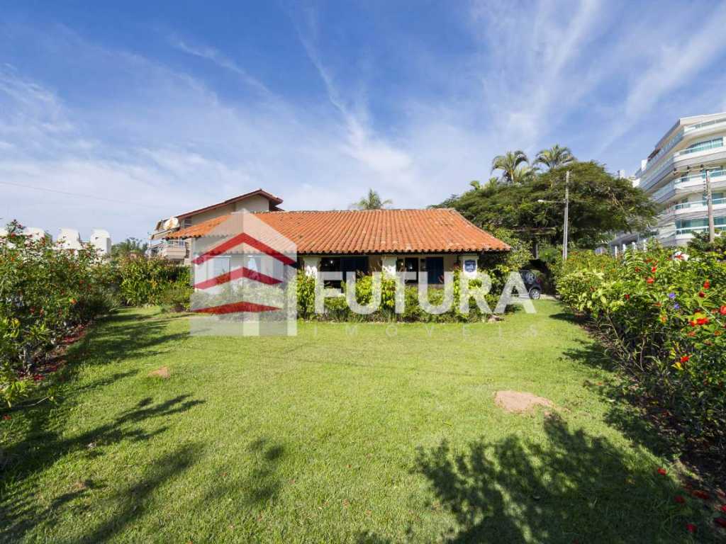 LC125 - Casa com 04 quartos para aluguel de Temporada a poucos metros da Praia de Bombas-Bombinhas/SC