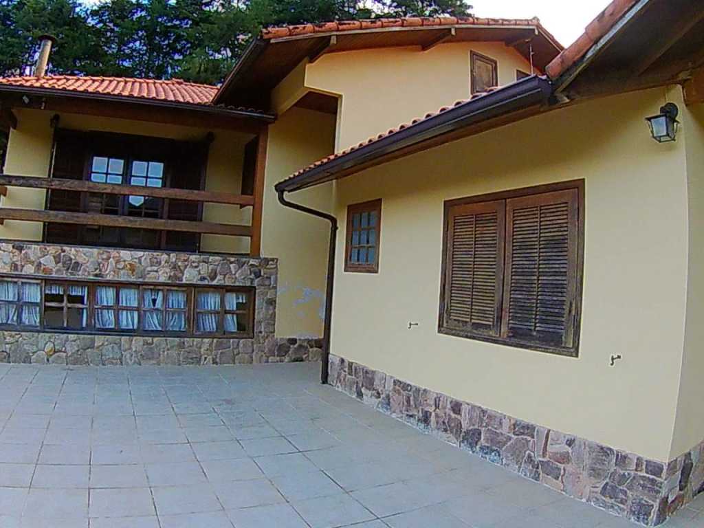 Linda casa com vista para as montanhas na Serra de Petropolis.