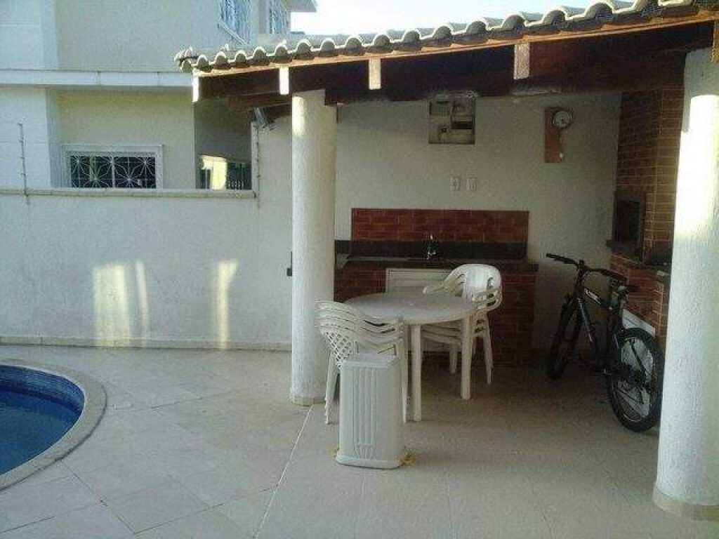 Casa com piscina com 4 quartos com ar para 12 pessoas